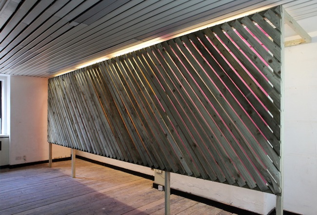 3_Yeojoo Park, Heavy Spacer, 250 x 588cm, treated timber, paint on wall, fluorescent light, 2011