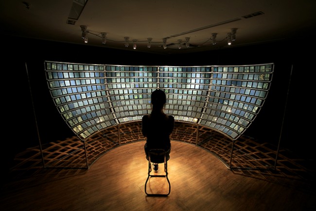 Mioon, "Holo Audience", (2006), 400 x Hologram, mirror, Aluminium Frame, 20 Motors and Sound.